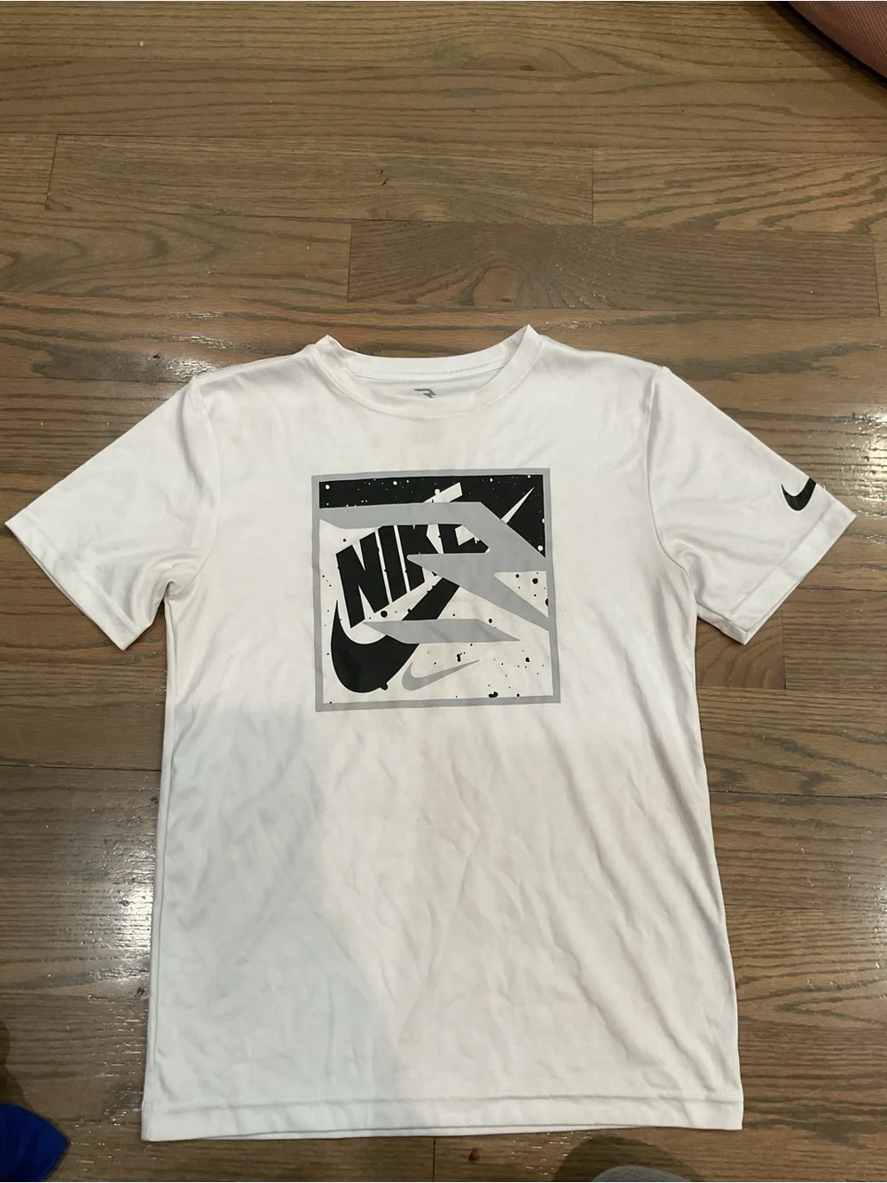 Nike Boys White Graphic Shirt Size L (12–13 Years)